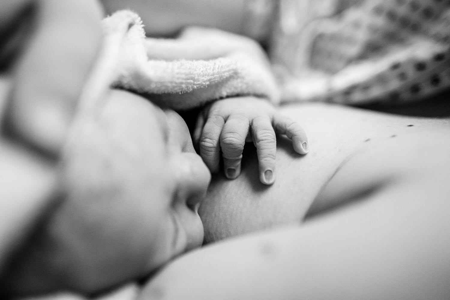 Detailaufnahme Hand eines gerade geborenen Babys, Geburtsfotografie im Krankenhaus